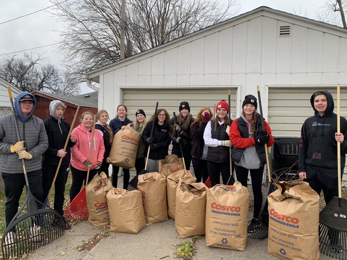 DcwestFBLA's tweet photo. FBLA did some community service today by raking leaves! https://t.co/fZNBVd4ZxK