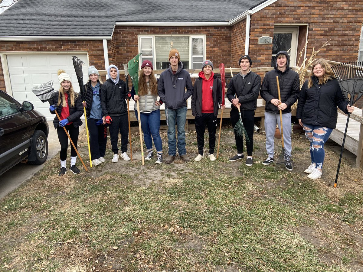 DcwestFBLA's tweet photo. FBLA did some community service today by raking leaves! https://t.co/fZNBVd4ZxK