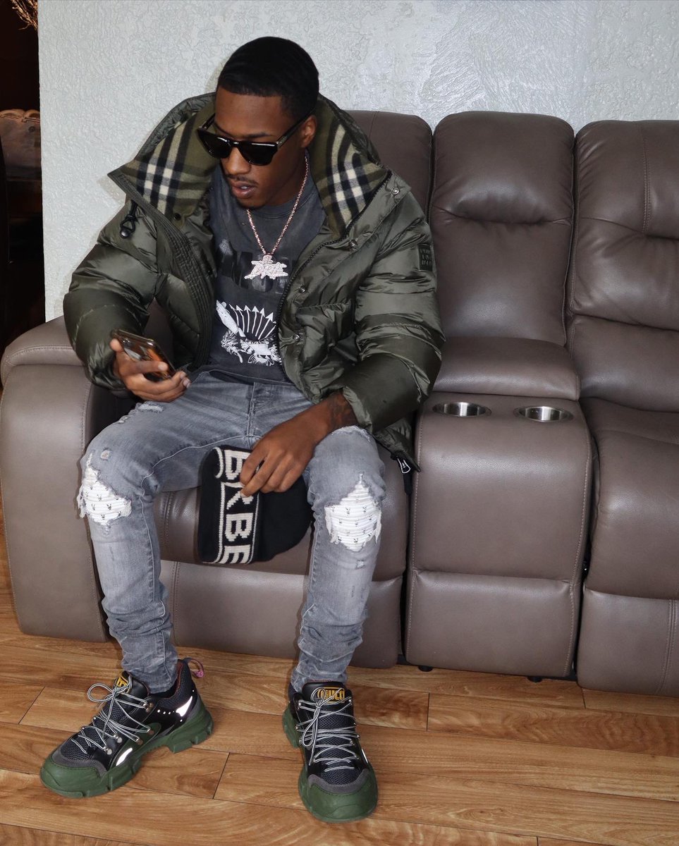 NLDRE_'s tweet photo. YOU MIGHT CATCH ME IN THE LAB 🧪 JUST LIKE LANDO, MAN GUN A NIGGA DOWN THEY LIKE WHO SENT ME? IM LIKE BANDO #LLBANDO🏚🖤 https://t.co/g5nwTcJibp