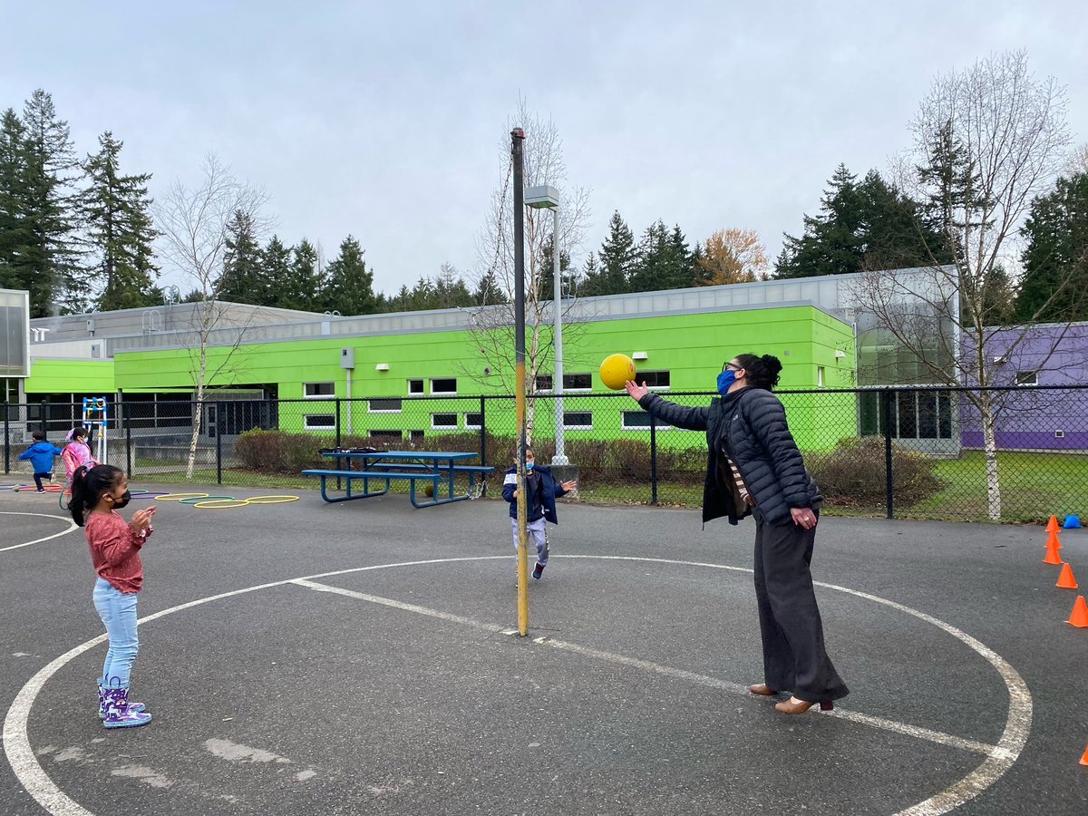 drdpfeifferfwps's tweet photo. @FWPS210 @PantherLakeFWPS enjoyed my time today helping at recess with our amazing kinder and 1st grade scholars!  Whatever it takes-we are all in for scholars; they can play a fierce game of tetherball too! #TEAMFWPS https://t.co/oeY15a5TR9
