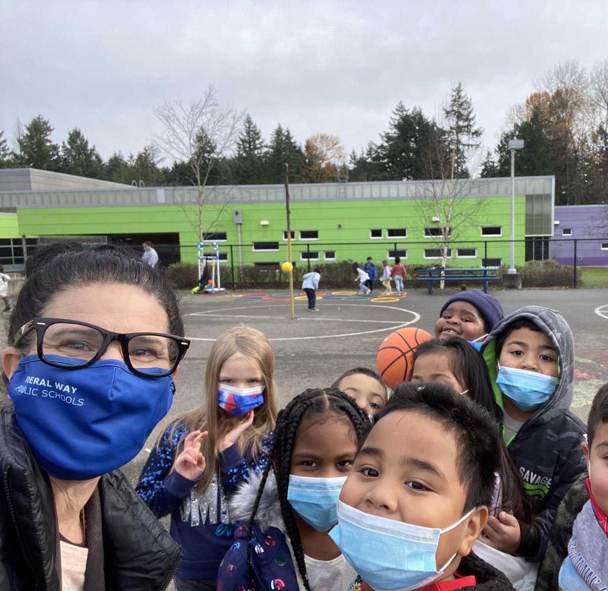 drdpfeifferfwps's tweet photo. @FWPS210 @PantherLakeFWPS enjoyed my time today helping at recess with our amazing kinder and 1st grade scholars!  Whatever it takes-we are all in for scholars; they can play a fierce game of tetherball too! #TEAMFWPS https://t.co/oeY15a5TR9