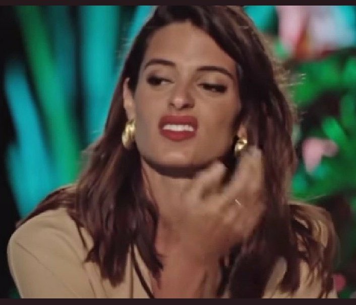 Qusamita's tweet photo. Lo de ponerse la parte de arriba del bikini del revés porque? Que necesidad? #LaIslaDeLasTentaciones3 https://t.co/87CTGfDdBo