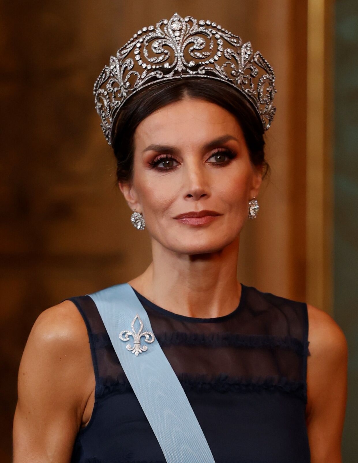 Tiara Mania Twitter: "#TiaraAlert Queen Letizia of Spain wore the Queen Ena's Fleur de Lys for the banquet during the state visit to Sweden at Stockholm Palace on 24 November