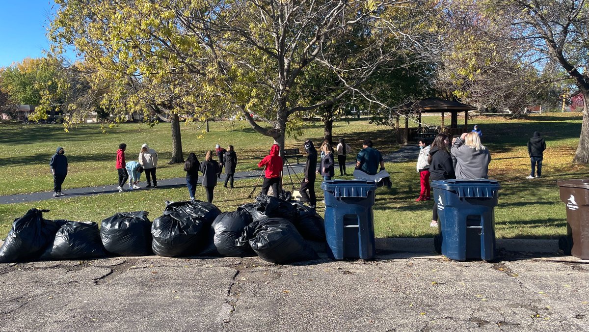 bps271's tweet image. In the spirit of giving, Choice Academy students partnered with Bloomington Parks and Recreation Adopt a Park program to rake  leaves and pick up trash at Haeg Park. #BPSpride