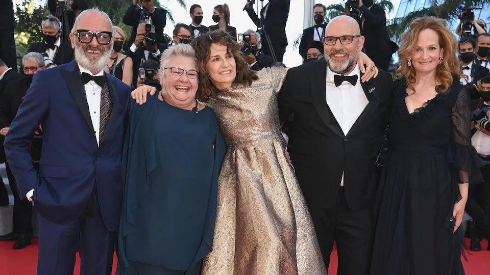Comongirls36's tweet photo. Aline, une fiction inspirée de la vie de Céline Dion divise plusieurs. En entrevue avec Julie Snyder, Claudette Dion a qualifié le film comme étant une version fausse et réductrice de l’étoile québécoise. La réalisatrice aurait annulée son entrevue avec Snyder. #COM1600S10E https://t.co/5dgKT2i6dW