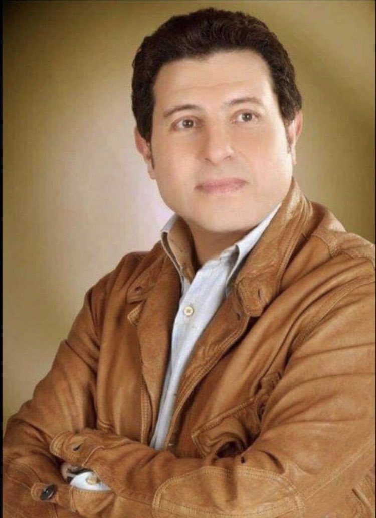 metto6101's tweet photo. انا ضد ان تبقى صوره ميكى ماوس بجانب صوره امير الغناء العربى والامر معروف وبديهى يمين مع النقابه شمال مع الجونة رفعت الجلسه https://t.co/53HY69bRzf