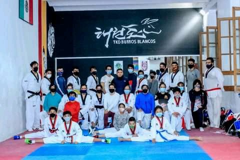 tkdburrosblanc3's tweet photo. Nuestra visión va más allá de lo convencional, para ser los mejores siempre nos rodeamos de los mejores 😎🥋🇲🇽 #tkdburrosblancos
#kyeongjuonofre
#CDMX 
#Mexico https://t.co/xJNlVhwa83