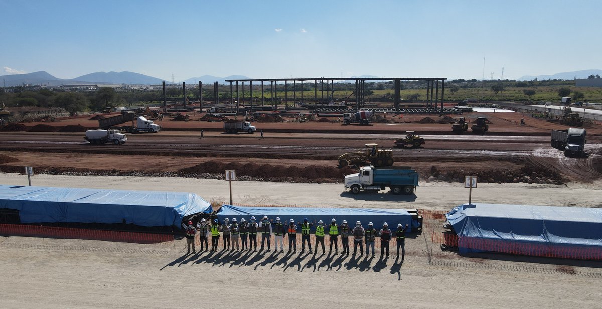 tensa_mx's tweet photo. ¡Equipo tensa! obra en proceso...
#TensaTeam
#TensaConstrucciones #obra #obracivil #ingenieria #navesindustriales #industrial #construccion #miércoles #dron #civil #empresamexicana #mx https://t.co/ThXE3ARQzY