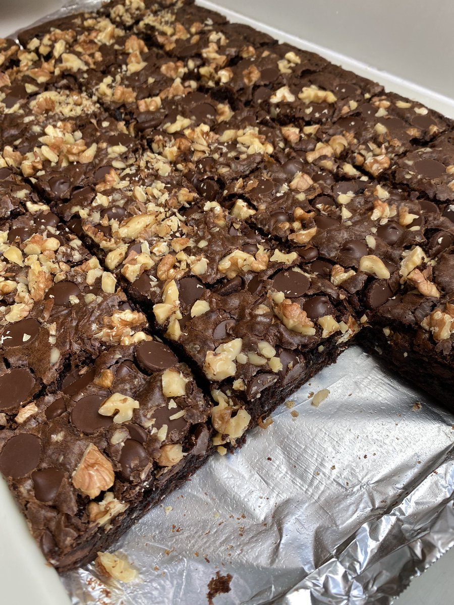 CelebChefEva's tweet photo. 🍫🤗 Thanksgiving Chocolate Fix 🤗🍫
#celebritychefeva #italianpride #italiansinla #calitalians #westcoastitalians #navychef #navyvet #navyveteran #italianamerican #culinarycomedy #buonappetito #foodandfunny #cookingshow #evaandjoey #theitaliansofcomedy #darkchocolatebrownies https://t.co/lwV0uYqYjs