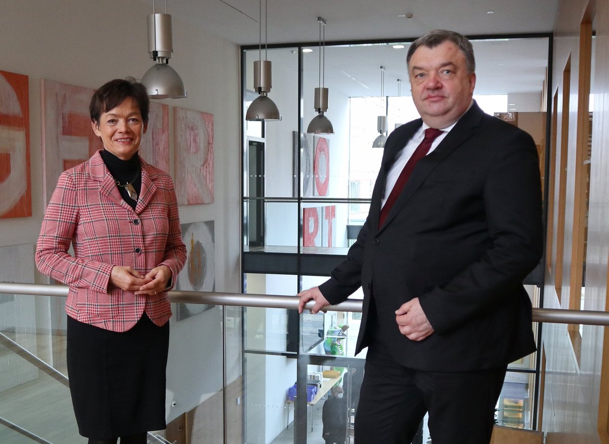 Ramunas Misiulis (@rmisiulis) on Twitter photo Antrittsbesuch heute bei <a href="/LuciaPuttrich/">Lucia Puttrich</a>, Staatsministerin für Bundes- und Europaangelegenheiten und Bevollmächtigte des Landes Hessen beim Bund. Hochinteressante Diskussion über die europäische, deutsche und litauische Politik. Antrittsbesuch heute bei <a href="/LuciaPuttrich/">Lucia Puttrich</a>, Staatsministerin für Bundes- und Europaangelegenheiten und Bevollmächtigte des Landes Hessen beim Bund. Hochinteressante Diskussion über die europäische, deutsche und litauische Politik.