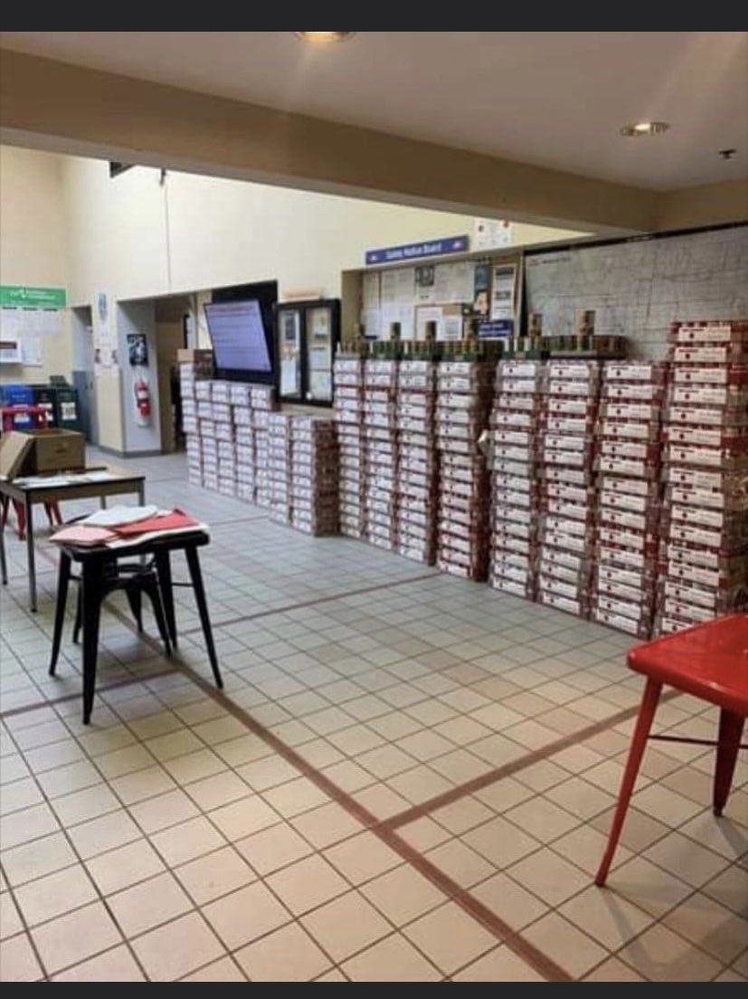 imthedarkknight's tweet photo. I’m light of all the despair our #ttc #atu #EssentialWorkers still manage to help their community with their #soupdrive 4 https://t.co/FEtCqXOIiV great job everyone @blogTO @NarcityCanada @TorontoStar @TheTorontoSun @CP24 @TTChelps @shelleycarroll @CBCToronto @NEWSTALK1010 https://t.co/l3SVFmSsM9