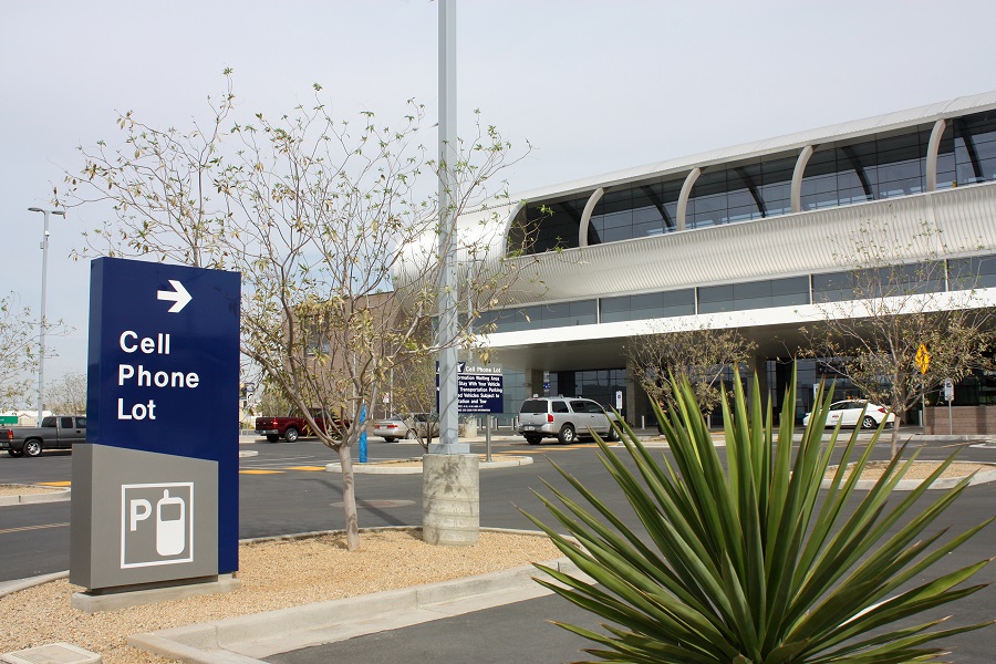 PHXcitymanager's tweet photo. Be a @PHXSkyHarbor pro: use the 44th Street PHX Sky Train Station to pick up/drop off.

It's going be extra busy with #TurkeyTravel tonight.

There's a free cell phone waiting lot as well as short term parking meters.

Tips: https://t.co/0vU8XKiyfH

#PHX https://t.co/lHWDoC13xH
