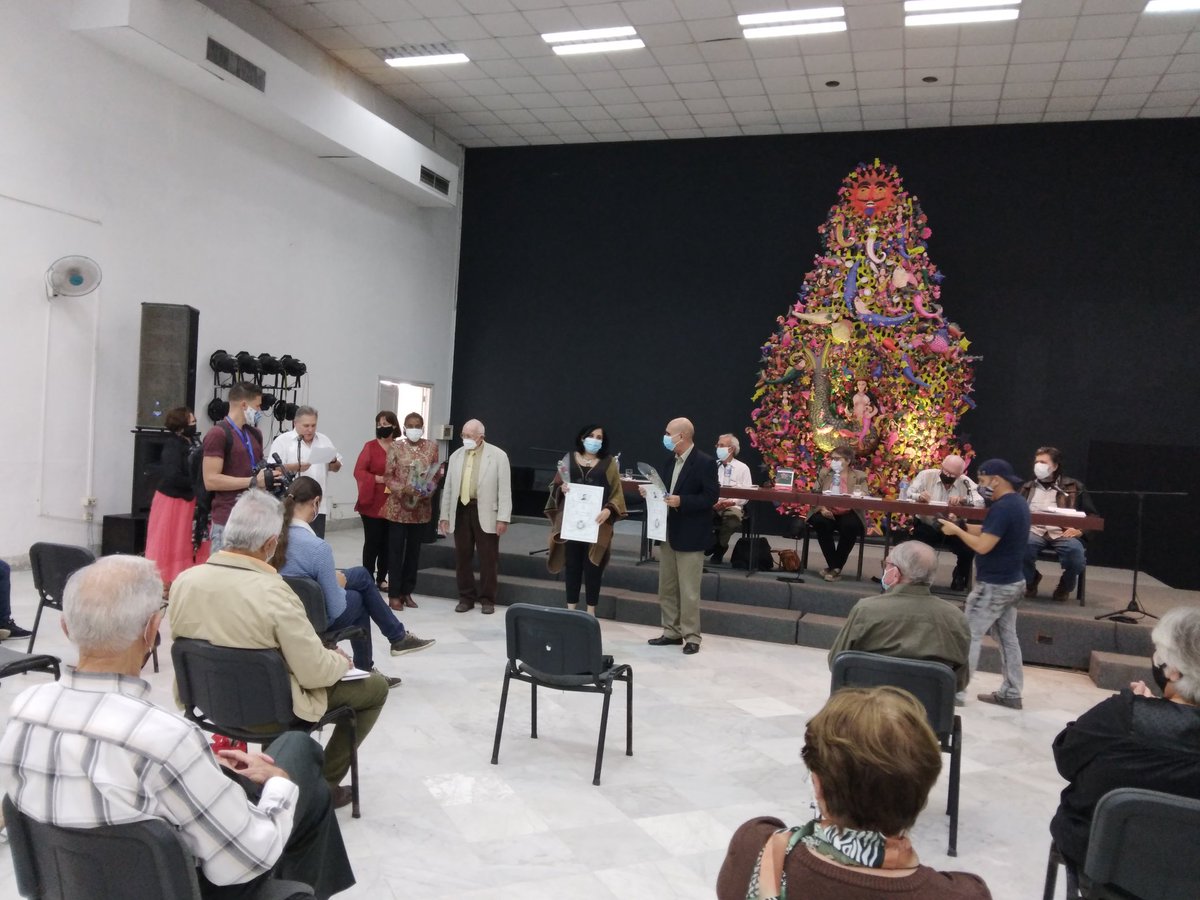ileana058's tweet photo. En la tarde de hoy en la Casa de las Américas, se entrega el Premio Francisco de Arango y Parreño" al Comité de Innovación del Grupo de Ciencia para el Enfrentamiento a la COVID- 19 por su destacado aporte a la Economía Nacional. @MINSAPCuba #CubaViveyAbraza https://t.co/7TRDy3iCHF