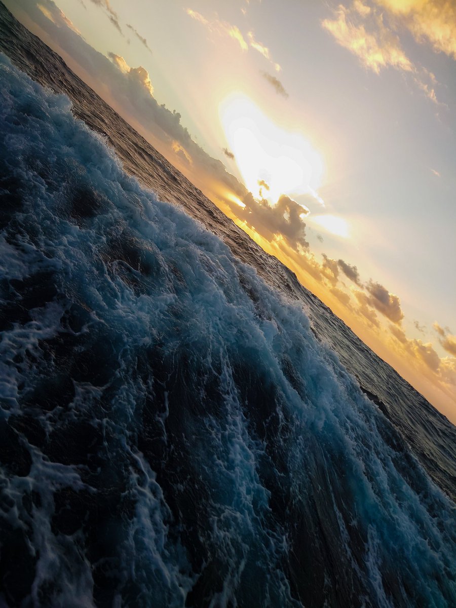 surffuki's tweet photo. たまたま撮った夕日がよく見たら光がハート型になってた https://t.co/d8Mg7EMCf8