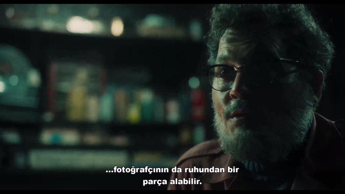 Magnum fotoğrafçısı W. Eugene Smith'in (J. Depp) çevre kirliliği sebebiyle civa zehirlenmesi vakalarının görüldüğü Japon balıkçı köyü Minamata'da yaşadıklarını konu alan, açılışı Ten Years After'ın I'd love to change the world parçasıyla yapan çarpıcı yapım. #Minamata🎥A. Levitas