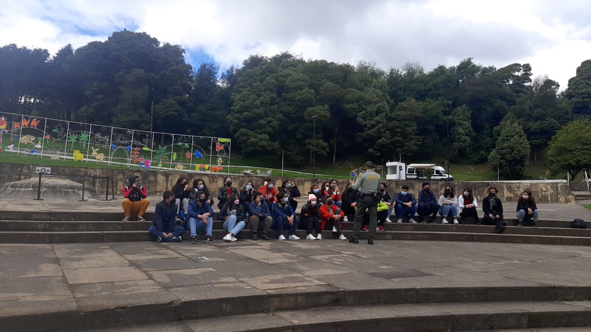 PoliciaMTunja's tweet photo. El grupo de Protección al Turismo y Patrimonio Nacional #METUN, da a conocer la historia de la batalla del #PuenteBoyacá y los diferentes atractivos turísticos del Departamento a visitantes.
#EsUnHonorSerPolicía https://t.co/X6PlH5cZS2