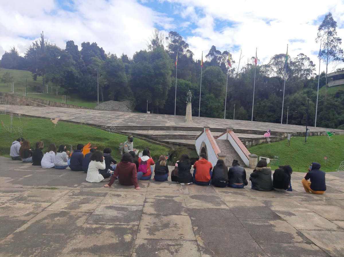 PoliciaMTunja's tweet photo. El grupo de Protección al Turismo y Patrimonio Nacional #METUN, da a conocer la historia de la batalla del #PuenteBoyacá y los diferentes atractivos turísticos del Departamento a visitantes.
#EsUnHonorSerPolicía https://t.co/X6PlH5cZS2