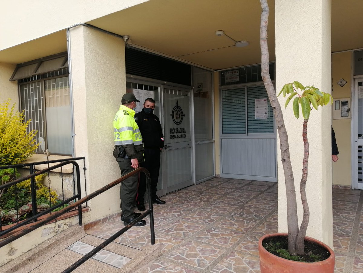 PoliciaMTunja's tweet photo. El grupo de protección a personas e instalaciones #METUN Vela por la seguridad de los entes gubernamentales y municipales de la ciudad de #Tunja, brindando recomendaciones en prevención a la seguridad recordando la línea 123-122-155
#EsUnHonorSerPolicía https://t.co/awPiD9bu9N