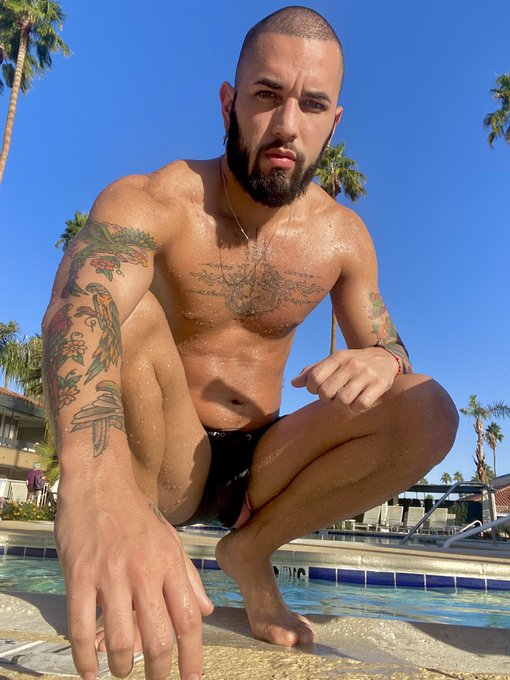 was gonna post on Instagram but my balls are flopping out 😫 https://t.co/im6pQ8YRLz