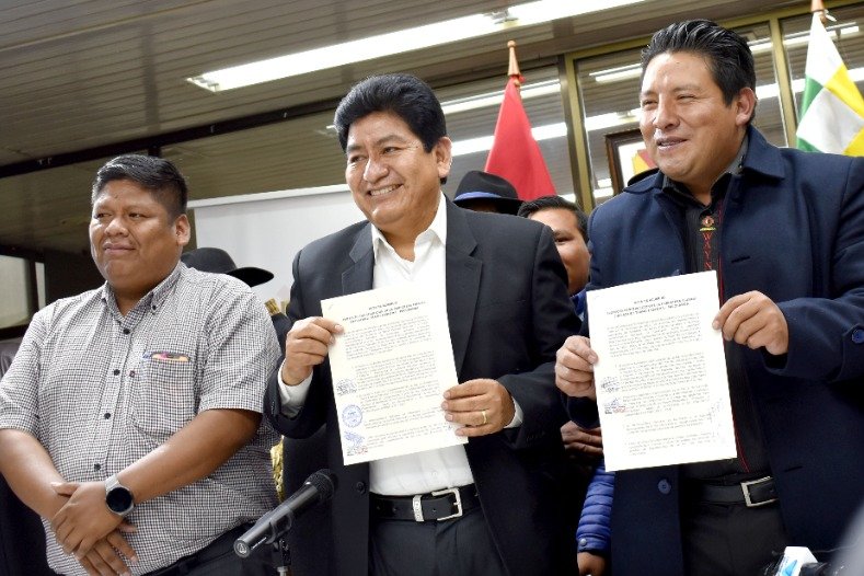mopsv_Bolivia's tweet photo. #ConferenciaDePrensa | El Ministro de Obras Públicas, #EdgarMontaño y la Gobernación de #LaPaz firman un acuerdo para que el ente departamental  garantice el 15 % del presupuesto total en la construcción de la carretera #Escoma - #Charazani en su Tramo I: #Escoma - #Pacobamba. https://t.co/jxjuEeVpxh