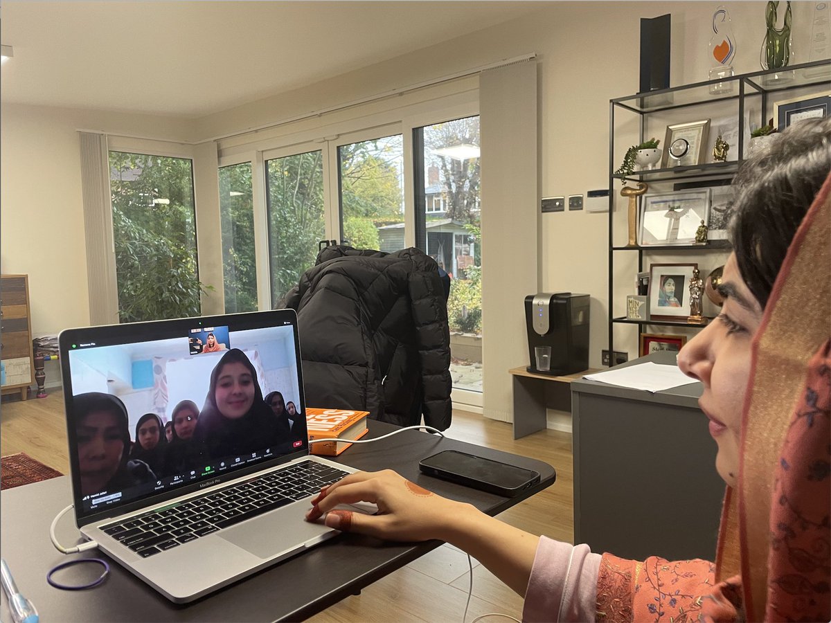 Malala's tweet photo. Sotooda is an Afghan girl who spoke up for education and got the Taliban to reopen schools in her province.
 
My conversation with her and her friends reminded me of why we have hope for Afghanistan's future. ❤️ https://t.co/UJsdcim0GP