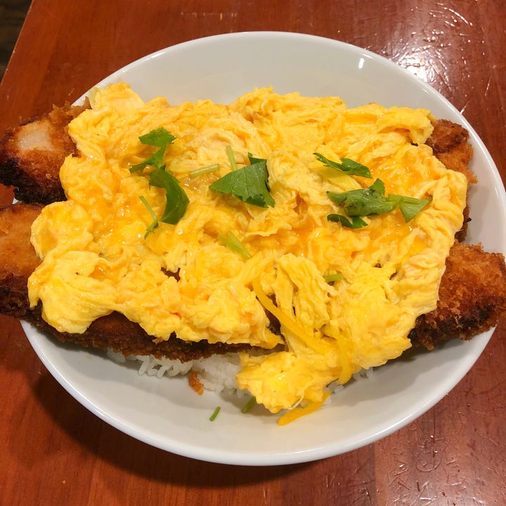 Retrip グルメ 炉端バルさま田 秋葉原駅から徒歩5分にあるお店 とろとろ玉子の角煮カツ丼 は カツ の食感を残すためにと上にのった卵は開くとトロトロで カツとの相性抜群 カツも角煮した後にあげているため 味が染み付いていて 噛むたびに