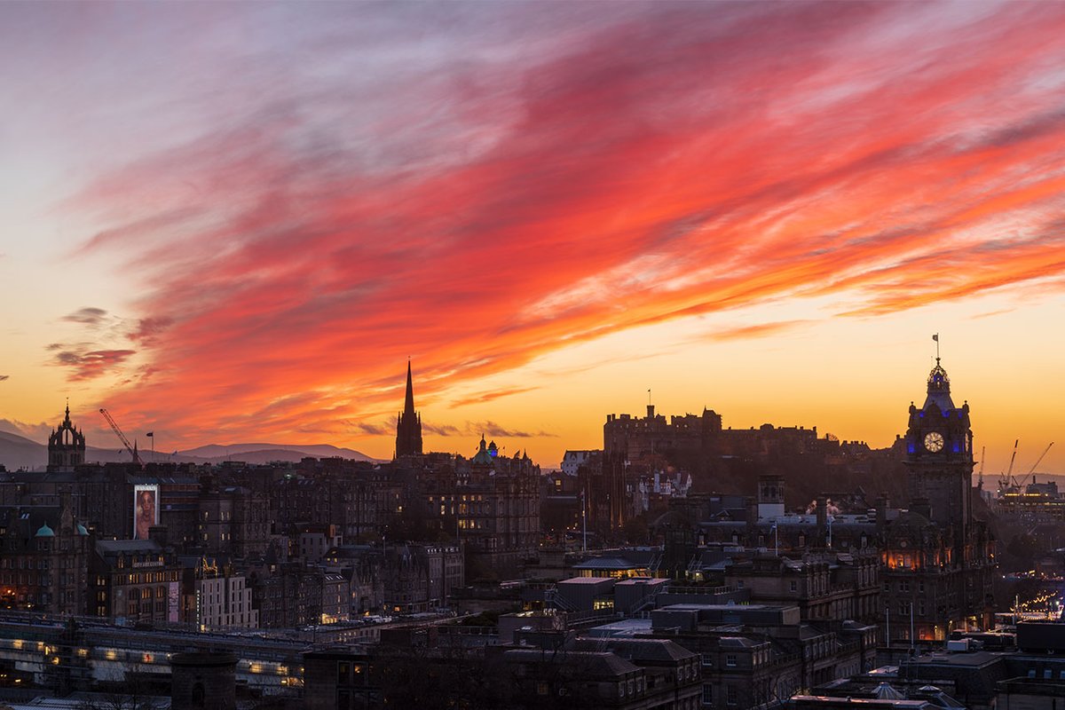 TomDuffinPhotos's tweet photo. Is November Edinburgh's best sunset month? @edinburghcastle @VisitScotland https://t.co/z0oIKj1O3A