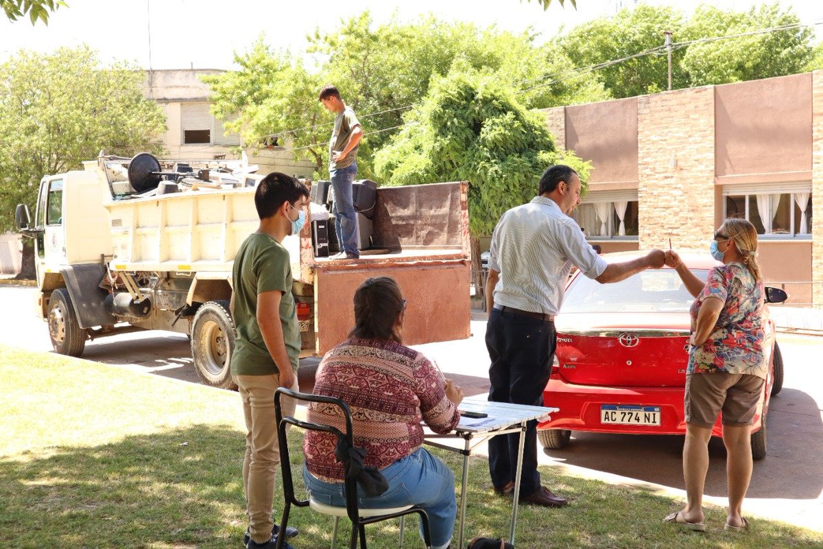 rattofranc's tweet photo. Hoy hicmos la segunda campaña de raes!!! 
Muchos vecinos se sumaron en Plaza Belgrano y Arellano para entregar sus residuos electrónicos ♻️♻️♻️ https://t.co/SAm5rjgJM6