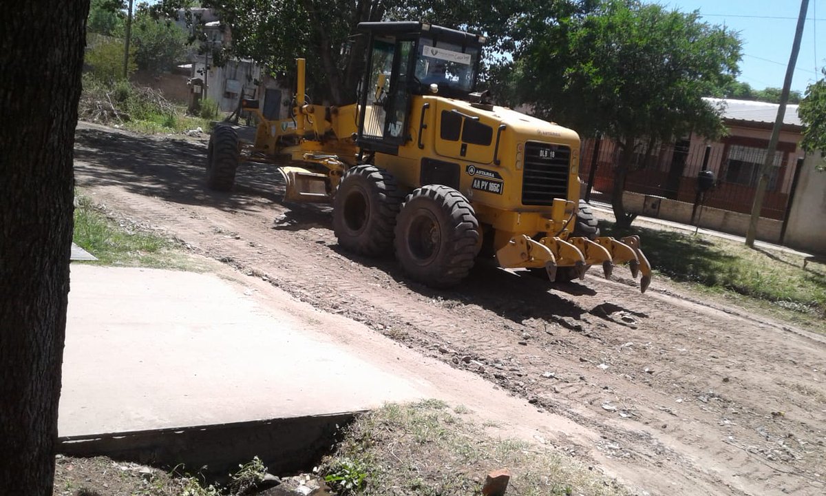DanielBosques40's tweet photo. 🚧 Vecinos, les compartimos algunas imágenes de los trabajos de #Perfilado  #Cuneteo y .#Motonivelado realizados en el barrio  #RicardoRojas 
.
🚧 Tareas solicitadas a través del Call Center Municipal y #UGLlocal 
#VarelaMunicipo
 #CercaTuyo Int. @Andreswatsonok https://t.co/zLHHGjie8p