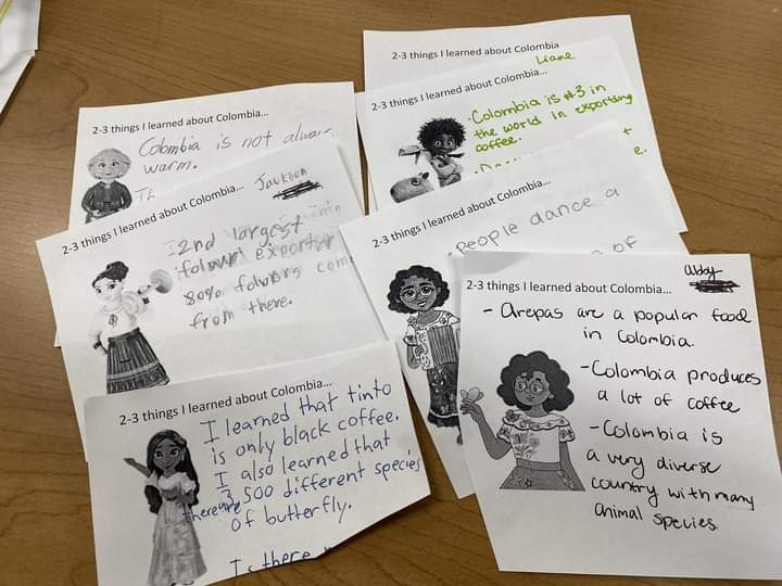 LegoConGafas's tweet photo. Un docente en Chicago (@spanishplans) compartió esta imagen,las notas son de sus alumnos, actividad en la que tenían que escribir tres cosas que aprendieron de Colombia, y la perspectiva de ser el estereotipo de siempre. Sin duda, el impacto de #Encanto será muy positivo. https://t.co/5oJSiGbIhF