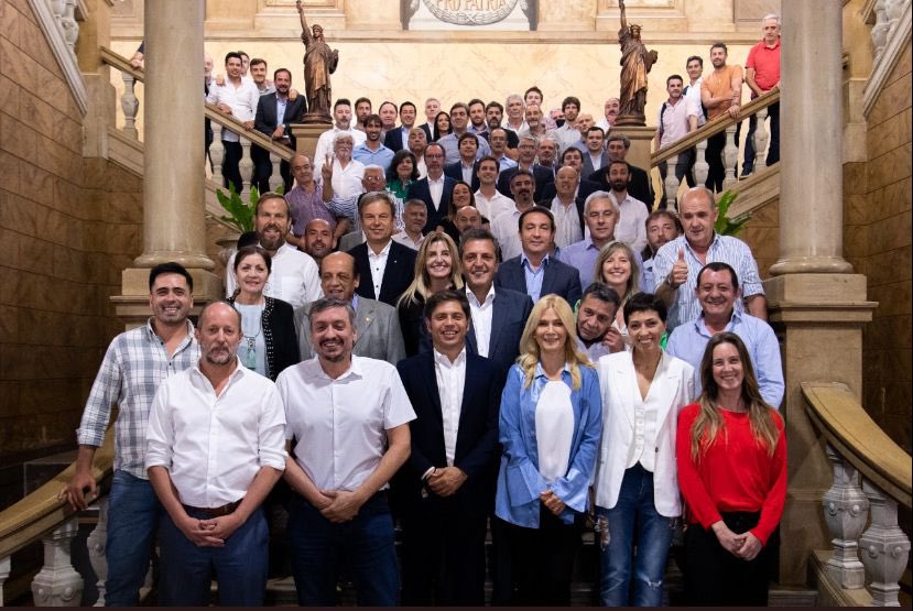 Lo único que crece en la Provincia de Buenos Aires son la pobreza, el delito y la inflación, pero los intendentes kirchneristas se reunieron para negociar sus reelecciones. Patéticos e inmorales que sólo piensan en perpetuarse. ¡Pónganse a trabajar!