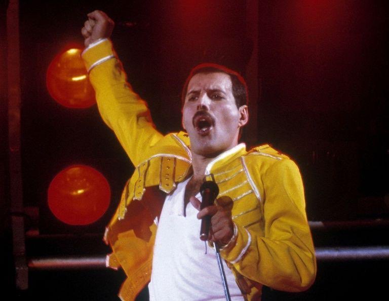 locuralamia's tweet photo. A 30 años de su partida 
Su obra cumbre Bohemian Rhapsody
En honor a Bohemian , ciudad de rep Checa donde nació Fausto, la obra de Goethe , la canción hace referencia a esa obra y dura 5.55 Cinco minutos y 55 segundos, número relacionado a Dios y lo divino . La canción del siglo https://t.co/EoJOUtWzSE