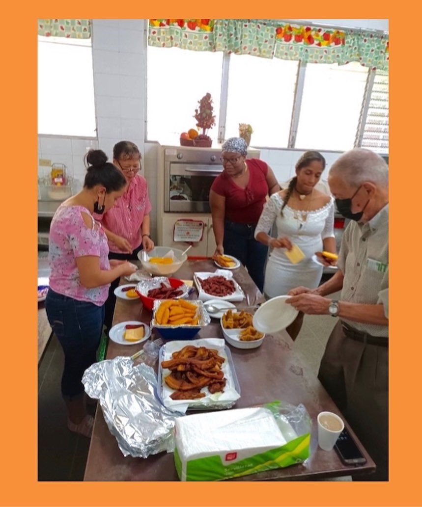 mucec_org's tweet photo. compartiendo buenos momentos con la comunidad de MUCEC 🤍🧡
…………………………………..
#happythanksgiving #proyectomucec #centromucec https://t.co/Hjpb0EOBYJ