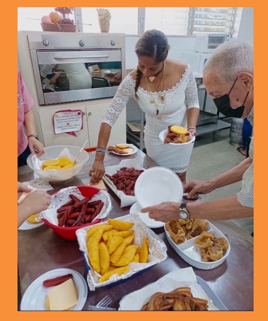mucec_org's tweet photo. compartiendo buenos momentos con la comunidad de MUCEC 🤍🧡
…………………………………..
#happythanksgiving #proyectomucec #centromucec https://t.co/Hjpb0EOBYJ