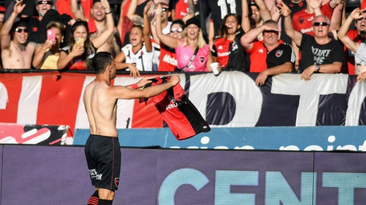 IMPULSONEGOCIOS's tweet photo. #Deportes #Fútbol - CON LA JERARQUÍA DE #MAXI. #Newells derrotó a #CentralCórdoba por 1-0 con gol de la #FieraRodriguez en la primera pelota que tocó.
Por @cabrerahercap
🔴⚫1⃣⚪⚫0⃣👉 https://t.co/i4DqWTyp4S https://t.co/J4NSlF0Vei