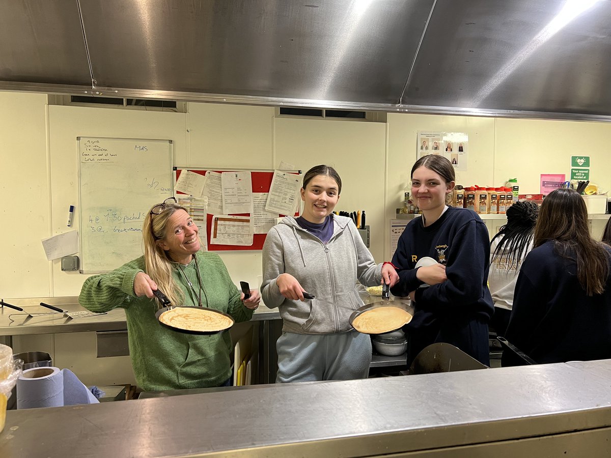 Robertson_Sed's tweet photo. A busy evening making pancakes for lots of hungry girls tonight #postprep #NovemberNights 🥞🦋⭐️ https://t.co/zG7sgt6HSM