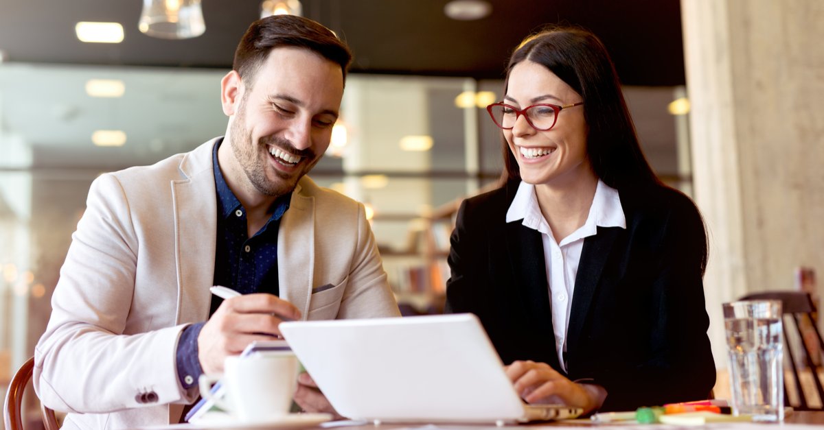 тренинги для официантов ресторана. менеджер ресторана. корпоративная квартира. Sitting girl in a cafe. управляющий рестораном обучение.