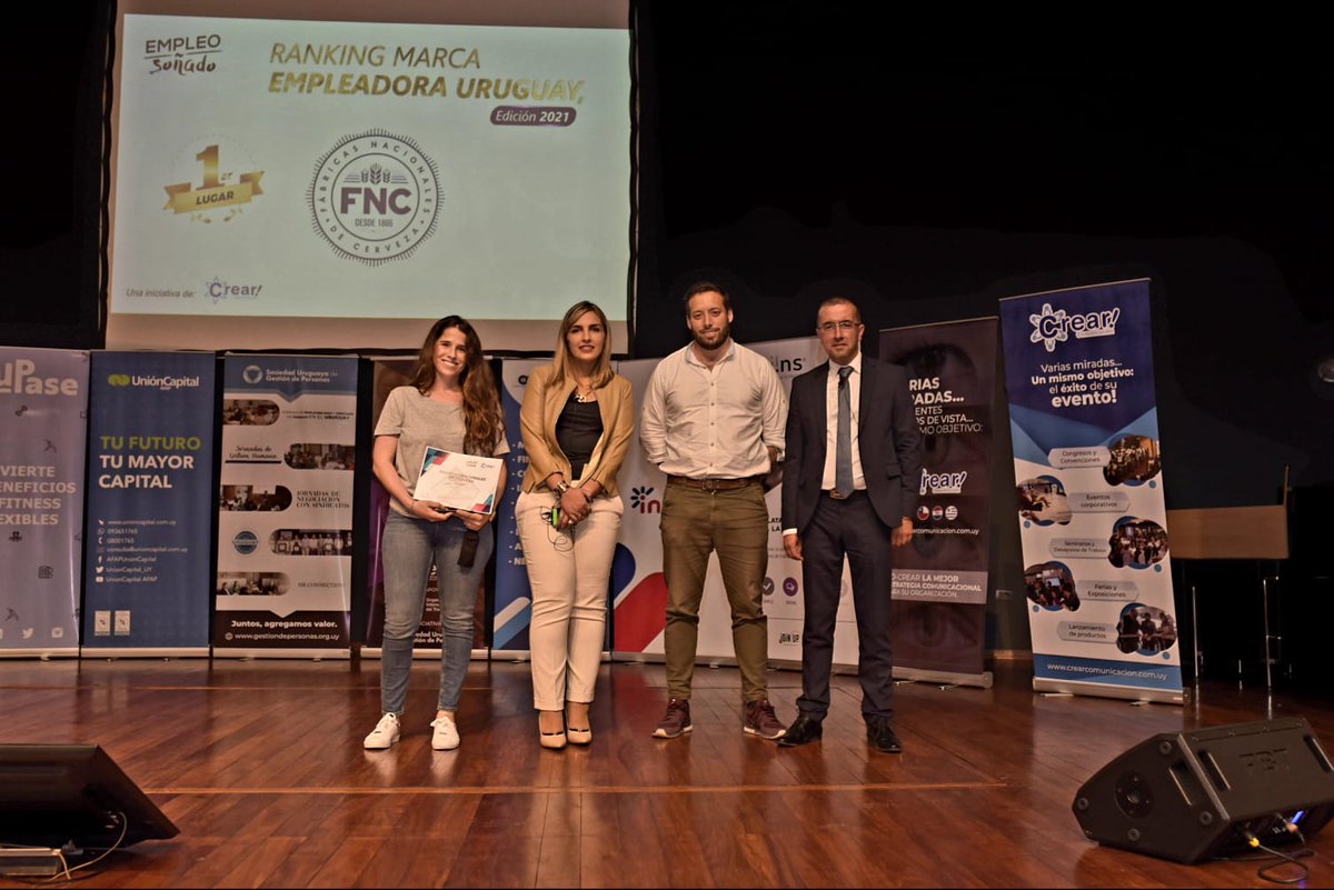 👏 Inamovible. De esta forma <a href="/fncuruguay/">Fábricas Nacionales de Cerveza</a> se consagró por 4to. año consecutivo como la marca empleadora líder #Uruguay.
🥇 Durante la presentación de resultados de #EmpleoSoñado <a href="/ChinoDaPra/">Gerardo Da Prá</a> Gerente de People y Sofía Barri Jefe de People Continuity recibieron el reconocimiento.