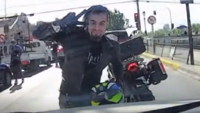 Cooperativa's tweet photo. #CooperativaContigo Patricio Salinas, motociclista que atacó a mujer con una cadena, fue detenido y deberá responder ante la Justicia por daños, lesiones y amenazas https://t.co/20zzkWanAG https://t.co/v5zgmCwwrc