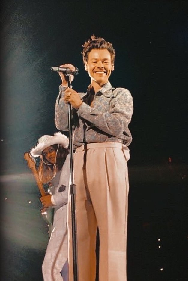 hstylespics's tweet photo. live on tour                          love on tour https://t.co/kluOgD3sU8