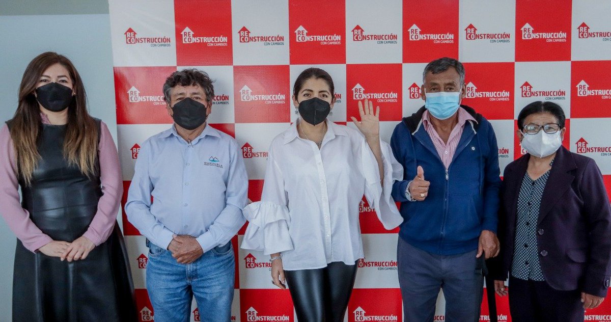 AutoridadRCC's tweet photo. #Ayacucho | Luego, junto a la directora del sector Vivienda, Construcción y Saneamiento, Paola Euscatigue, se reunió con la alcaldesa distrital de Laramate, y los alcaldes distritales de Saisa y Santa Lucía, para hablar sobre las obras que se están ejecutando en sus localidades. https://t.co/iXIex3GqRe