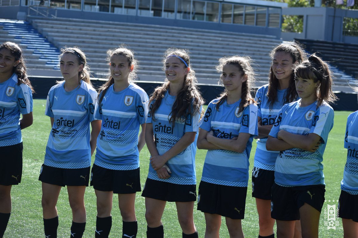 AUFfemenino's tweet photo. 🇺🇾🤝🇧🇷

Pia Sundhage, entrenadora de @SelecaoFeminina y su asistente Bia Vaz, estuvieron presentes en el entrenamiento de la selección sub-17 en el estadio Charrúa. https://t.co/ksBVdmKudK