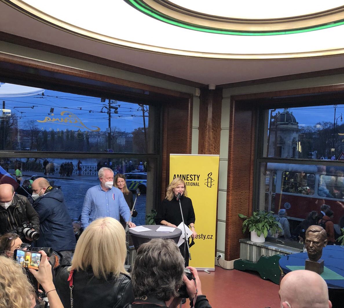 amnestycz's tweet photo. Dnes jsme společně s paní Dagmar Havlovou, @KnihovnaVH, The Vaclav Havel Library Foundation, Akademií múzických umění a dalšími slavnostně odhalili bronzovou bustu Václava Havla v místě setkávání disentu - Kavárně Slavia. ✌️ https://t.co/5yH7HeyDjh