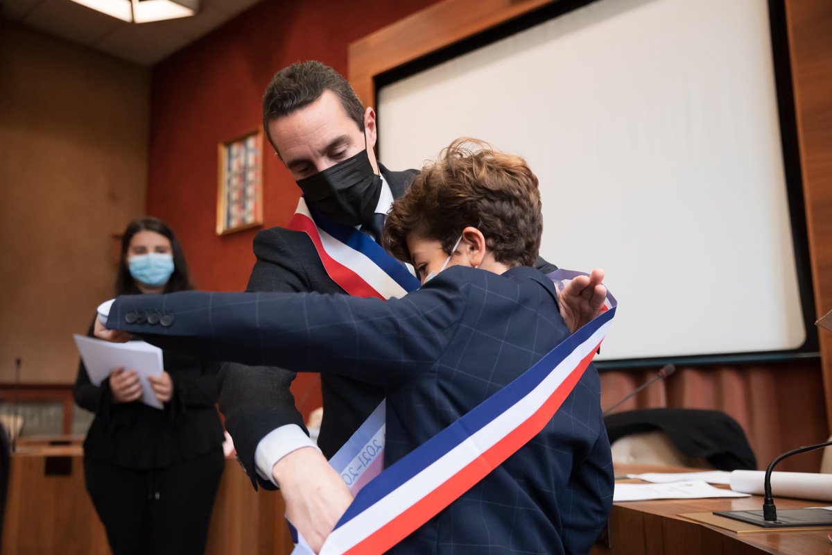 LivryGargan93's tweet photo. Les jeunes livryens du #CMJC, élus le 7 octobre dernier au sein des écoles primaires de la Ville, se sont rassemblés ce mercredi au Château de la Forêt, en présence du Maire @MartinPierreYv4 et de Myriam Adlani, conseillère municipale en charge du CMJC (1/2) https://t.co/s0MFESraUR