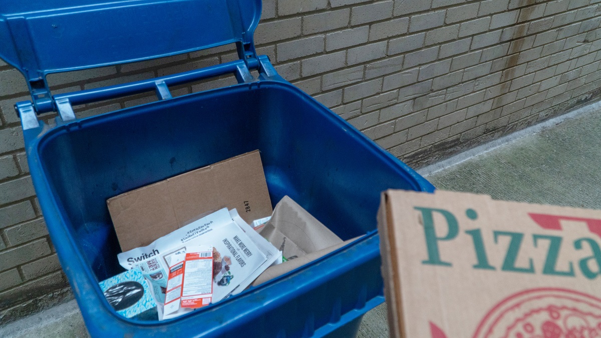 ForestandPaper's tweet photo. By updating local recycling guidelines to accept pizza boxes, we’re adding another feedstock to help produce the essential products we rely on – like boxes, toilet paper and paper towels. @EPA #RecycleRelay #AmericaRecycles https://t.co/Gba1qDEWWF