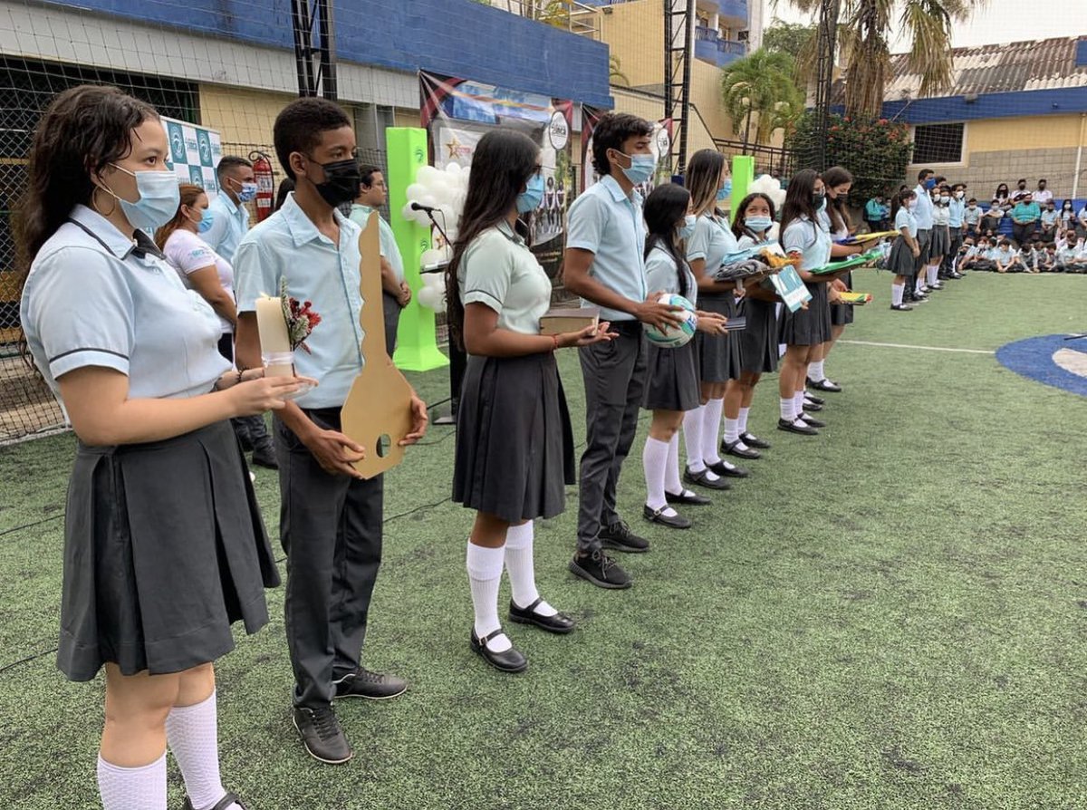colegioinca's tweet photo. Hoy en el Colegio inca celebramos la ceremonia de Entrega de símbolos institucionales 💪
Nuestros estudiantes de la promoción de 11 grado simbólicamente entregaron todo el esfuerzo, compromiso y valores que sienten y han desarrollado a los largo de los años 👏💪💙🦅 https://t.co/dH0bMktg3t