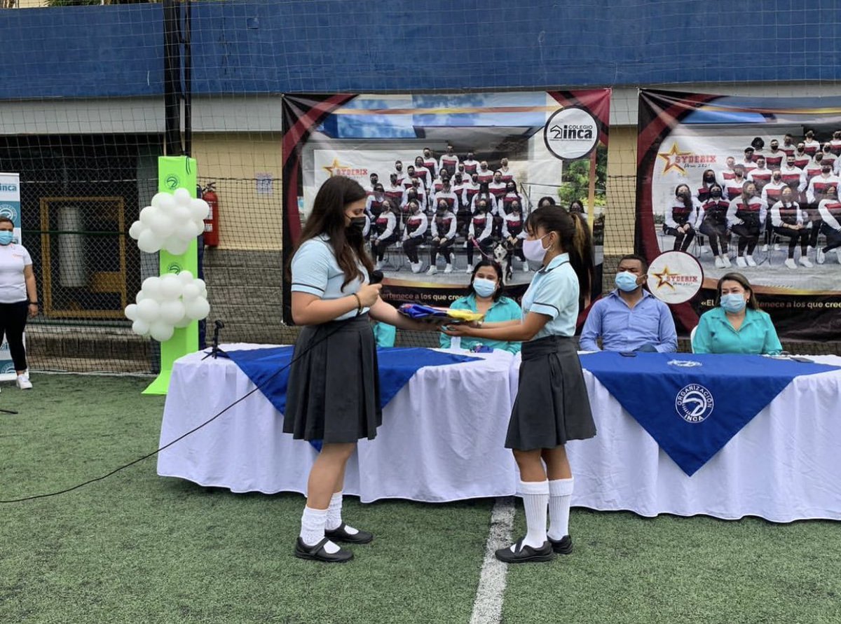 colegioinca's tweet photo. Hoy en el Colegio inca celebramos la ceremonia de Entrega de símbolos institucionales 💪
Nuestros estudiantes de la promoción de 11 grado simbólicamente entregaron todo el esfuerzo, compromiso y valores que sienten y han desarrollado a los largo de los años 👏💪💙🦅 https://t.co/dH0bMktg3t