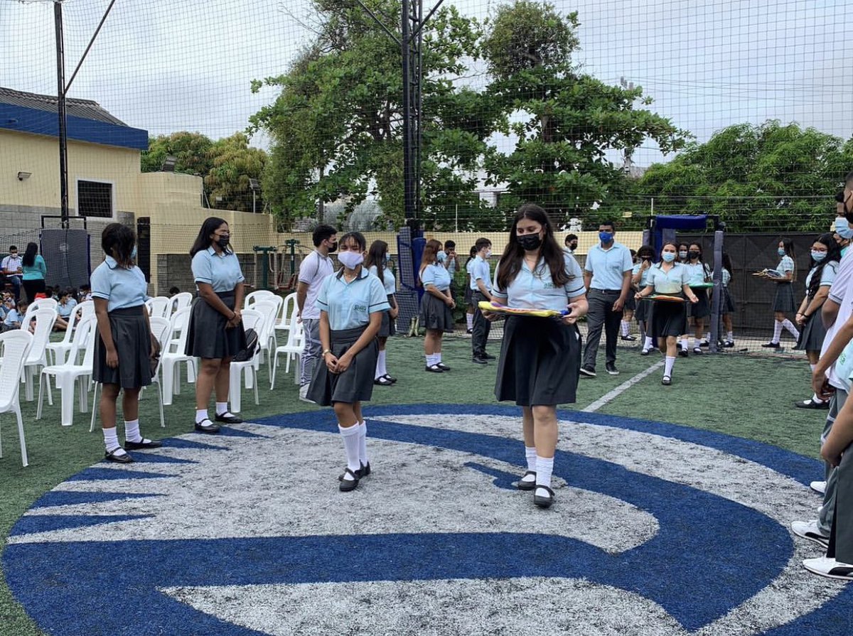 colegioinca's tweet photo. Hoy en el Colegio inca celebramos la ceremonia de Entrega de símbolos institucionales 💪
Nuestros estudiantes de la promoción de 11 grado simbólicamente entregaron todo el esfuerzo, compromiso y valores que sienten y han desarrollado a los largo de los años 👏💪💙🦅 https://t.co/dH0bMktg3t