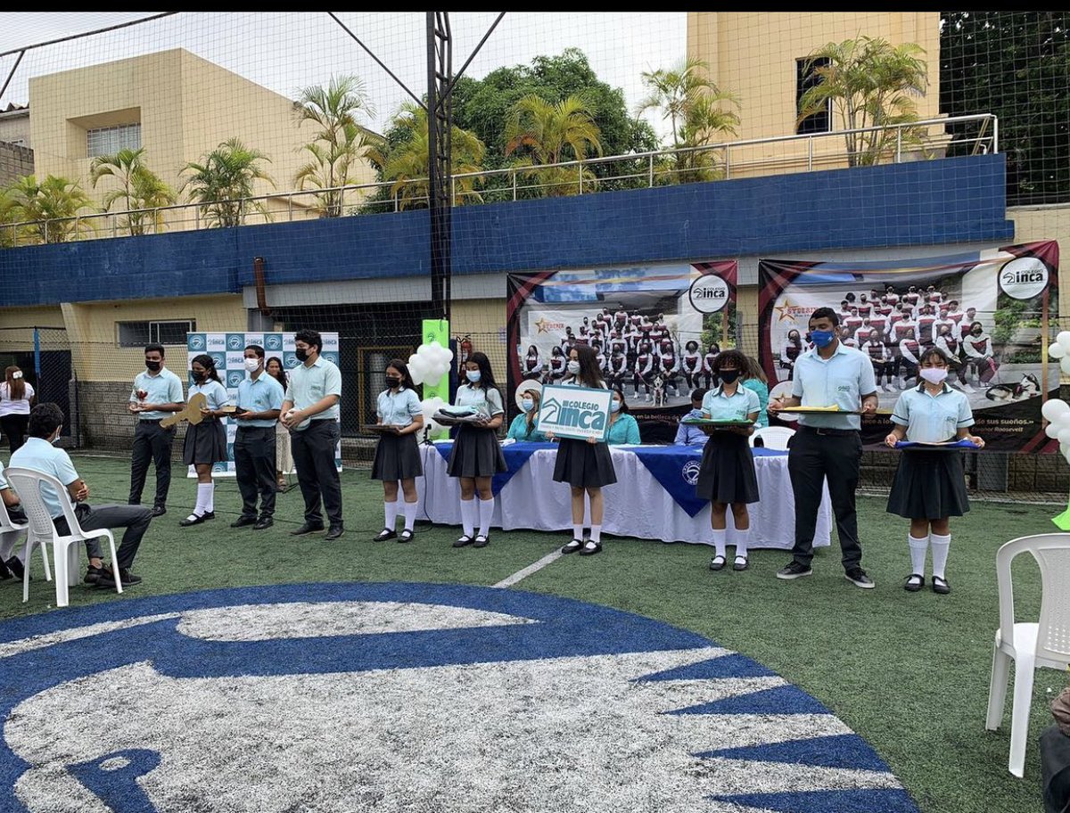 colegioinca's tweet photo. Hoy en el Colegio inca celebramos la ceremonia de Entrega de símbolos institucionales 💪
Nuestros estudiantes de la promoción de 11 grado simbólicamente entregaron todo el esfuerzo, compromiso y valores que sienten y han desarrollado a los largo de los años 👏💪💙🦅 https://t.co/dH0bMktg3t