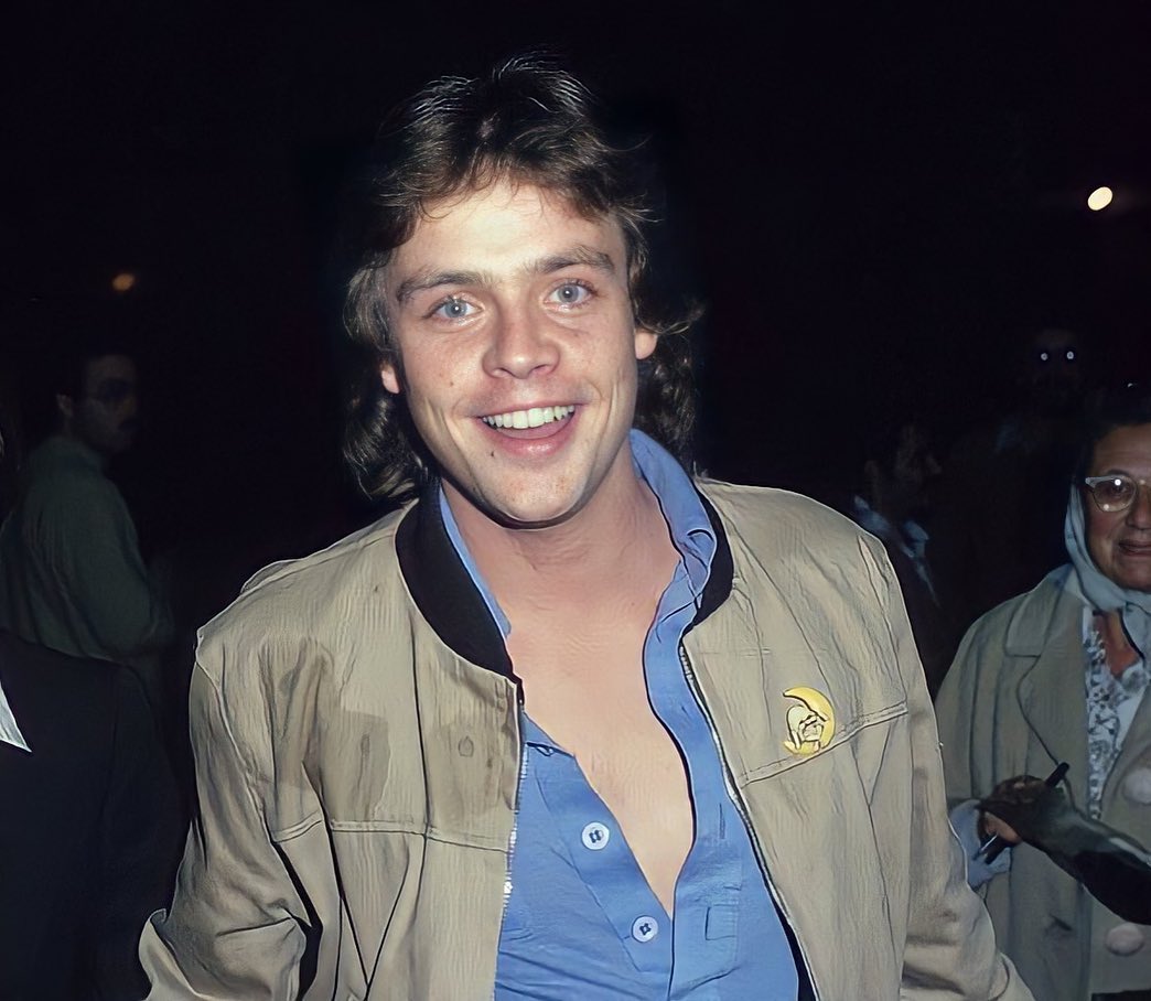 Barbara74048755's tweet photo. #SmileWednesday @HamillHimself has the most beautiful smile ๐๐๐๐โค๏ธ, Mark you look so very handsome in those pictures smiling ๐๐๐โค๏ธ!! https://t.co/KAwNZbkgwW